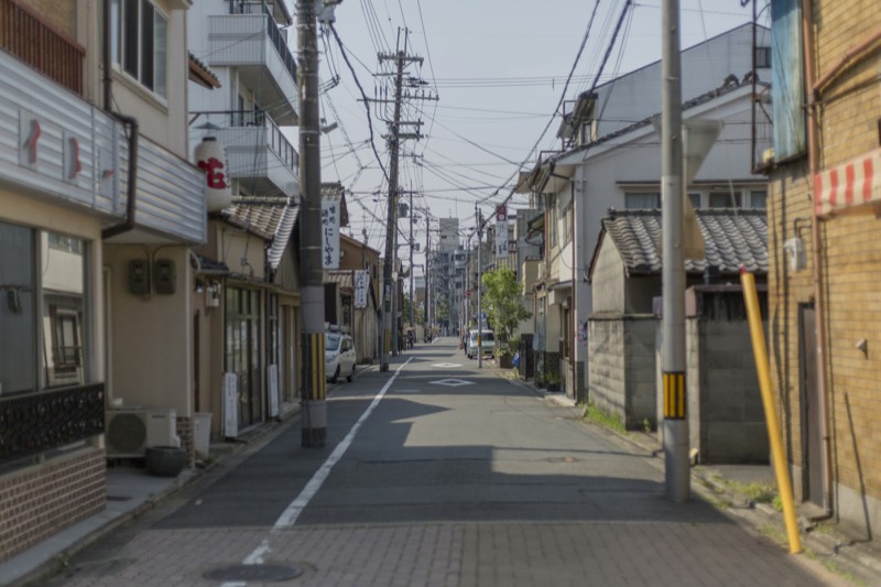 瓦屋根の住宅が残る地域の街並み